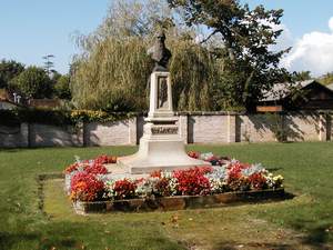 Statue du bienfaiteur d'Audenge Monsieur Ernest de
          Boissière